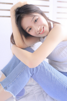 和妈妈在家里做运动的